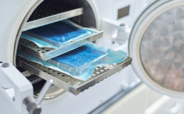 Funcionamento Detalhado da Autoclave Hospitalar  A autoclave hospitalar desempenha um papel fundamental na esterilizao de materiais contaminados, utilizando um processo termal que elimina patgenos por meio da exposio a vapor de gua sob presso em altas temperaturas por um perodo especfico. Informao Autoclave  materiais esterilizados, autoclave hospitalar, manuteno em autoclave Reuel Solues  Ribeiro Preto